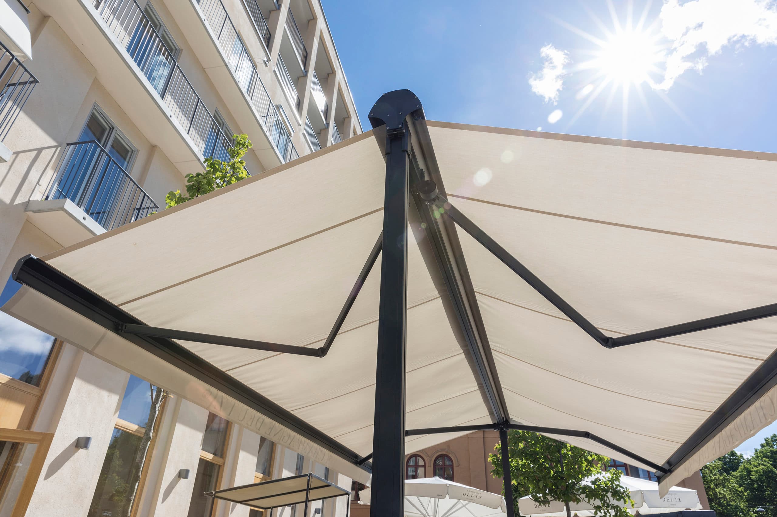 Under fristående markis beige väv solskydd skärmar av solstrålar