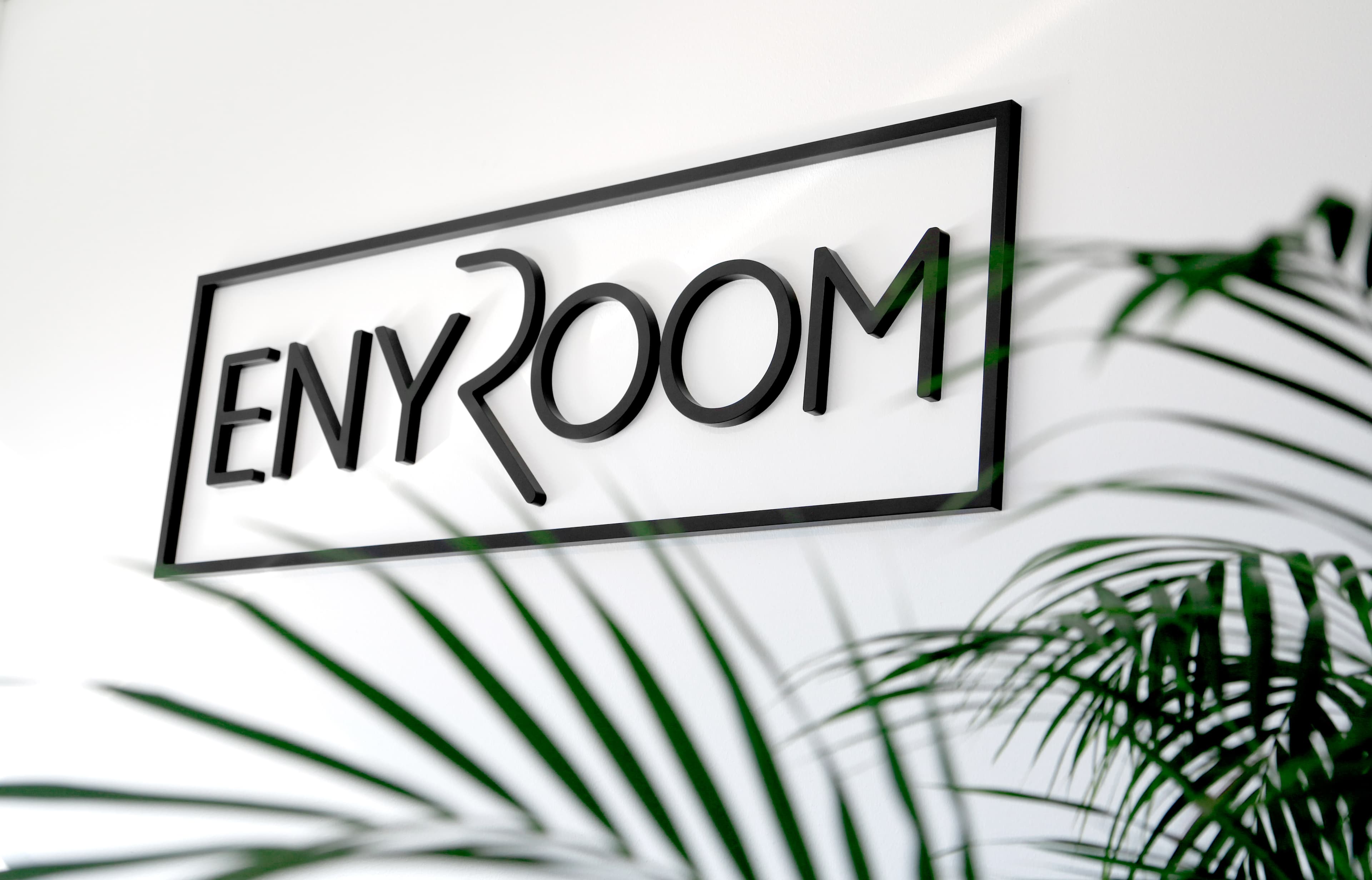 Enyroom logotyp på vägg ta del av vår historia