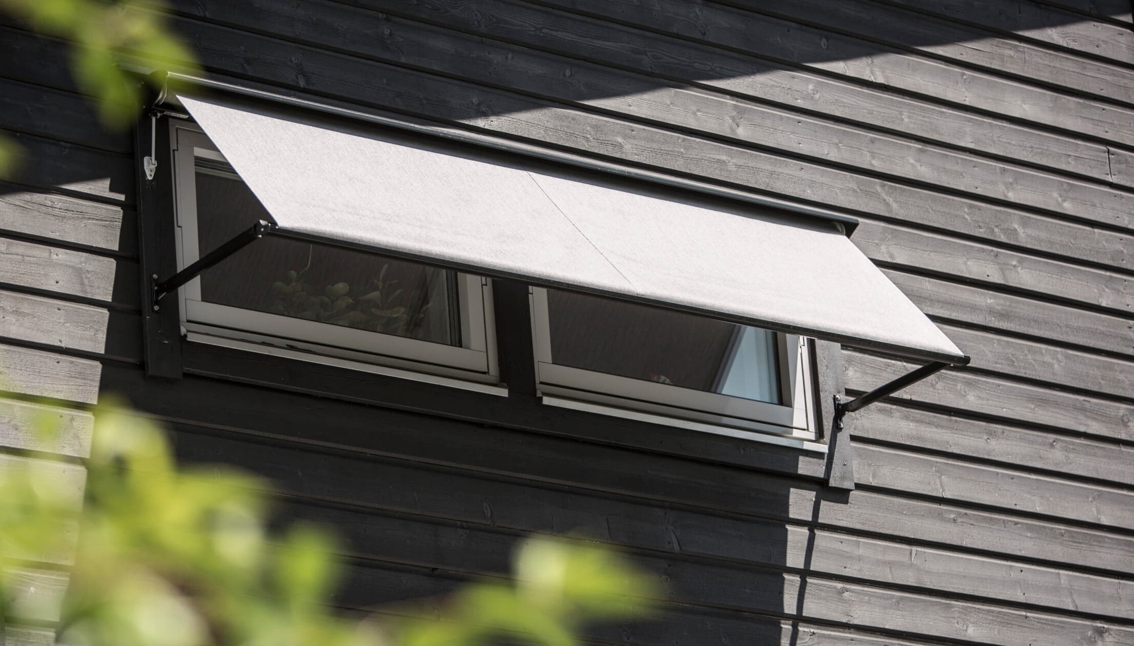 Grå fönstermarkis svart hus produkter solskydd fönster