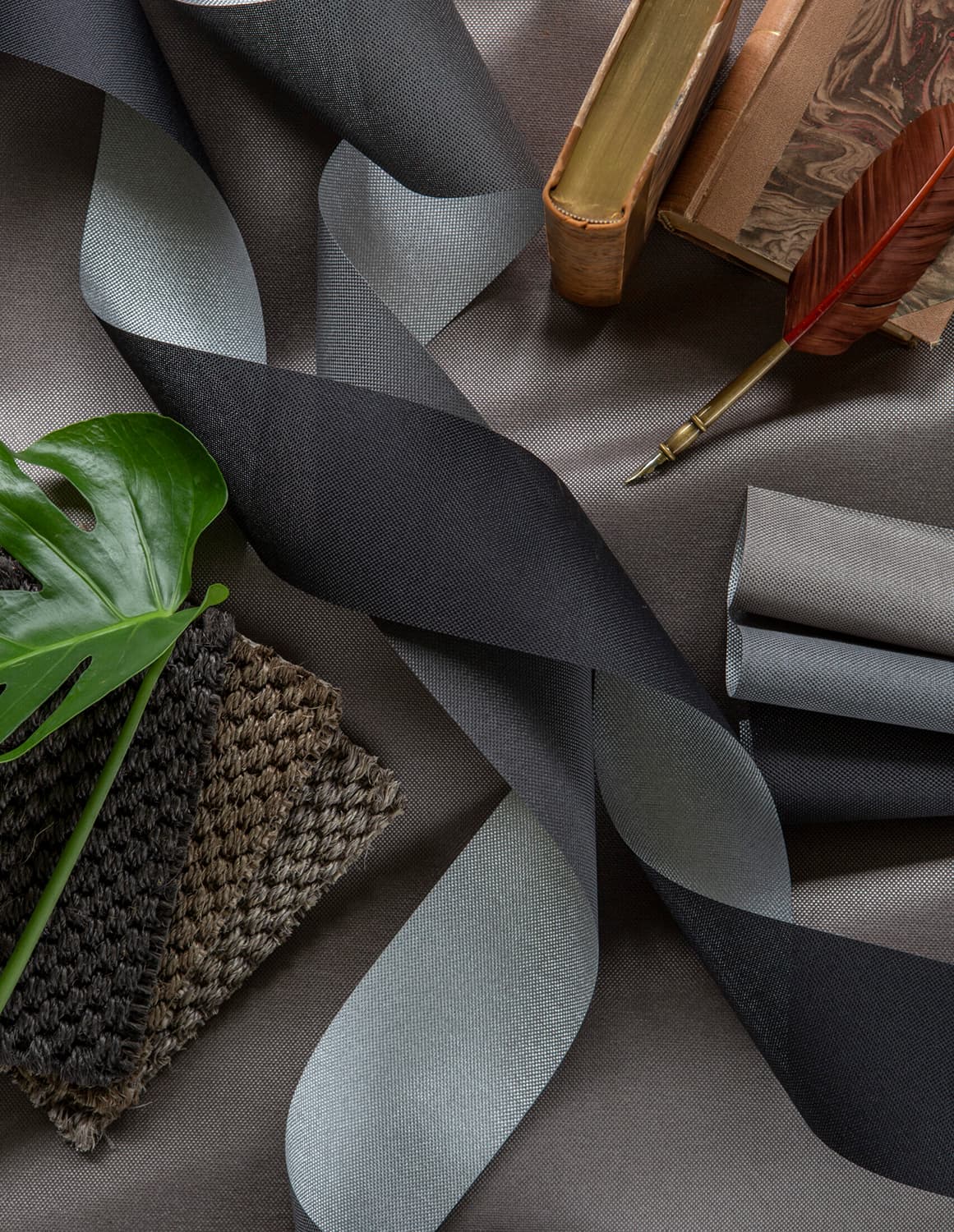 Reflekterande lamellväv värmeavvisande Detalj lamellväv med reflekterande baksida svart väv solskydd