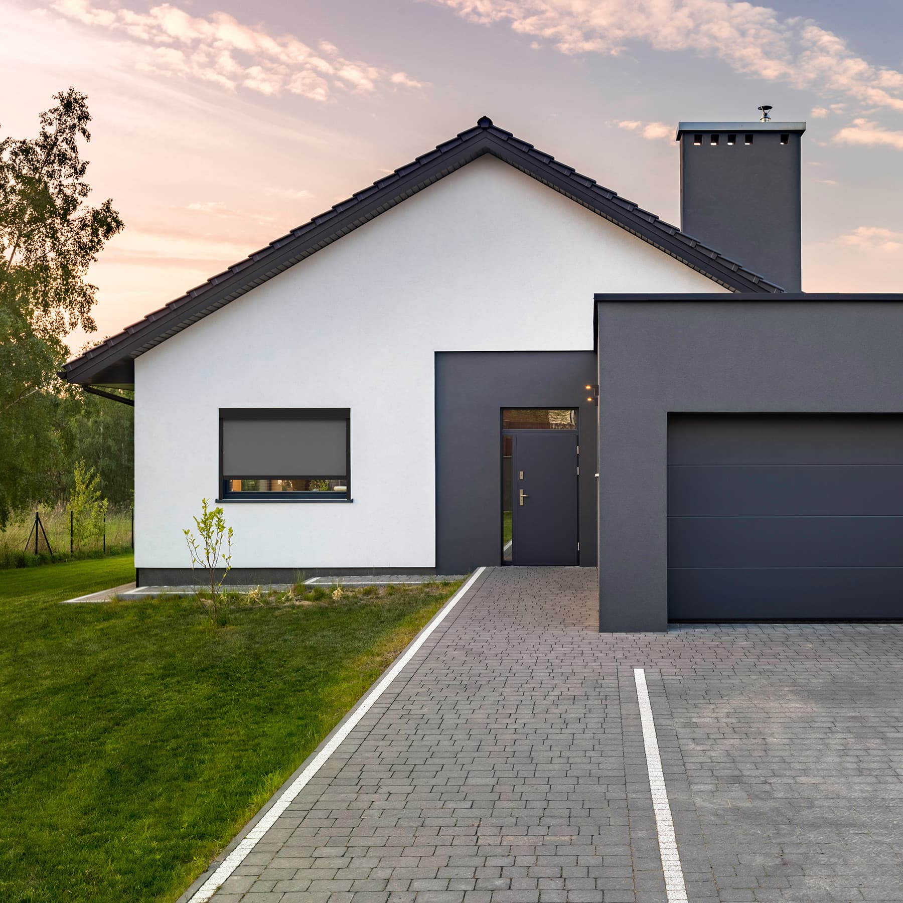 Vitt hus svart vertikalmarkis nuance fönster