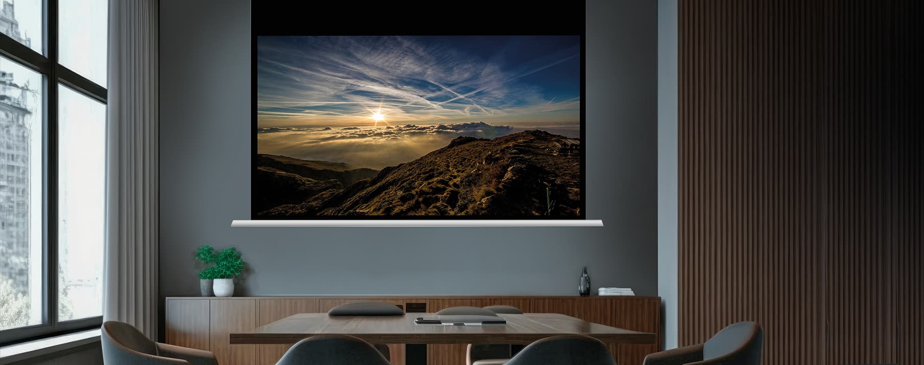 Konferensrum projektorduk stora fönster gardiner solskydd