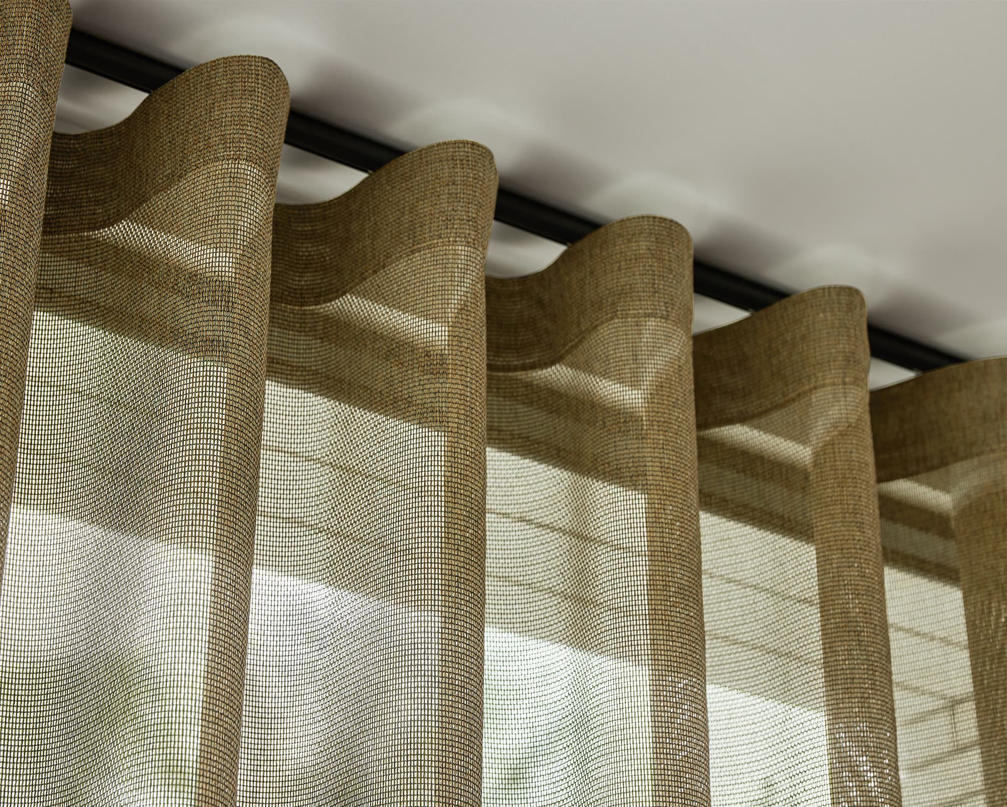 Gardinskena glid på snöre svart Detalj svart gardinskena med gardinupphängning guldig gardin