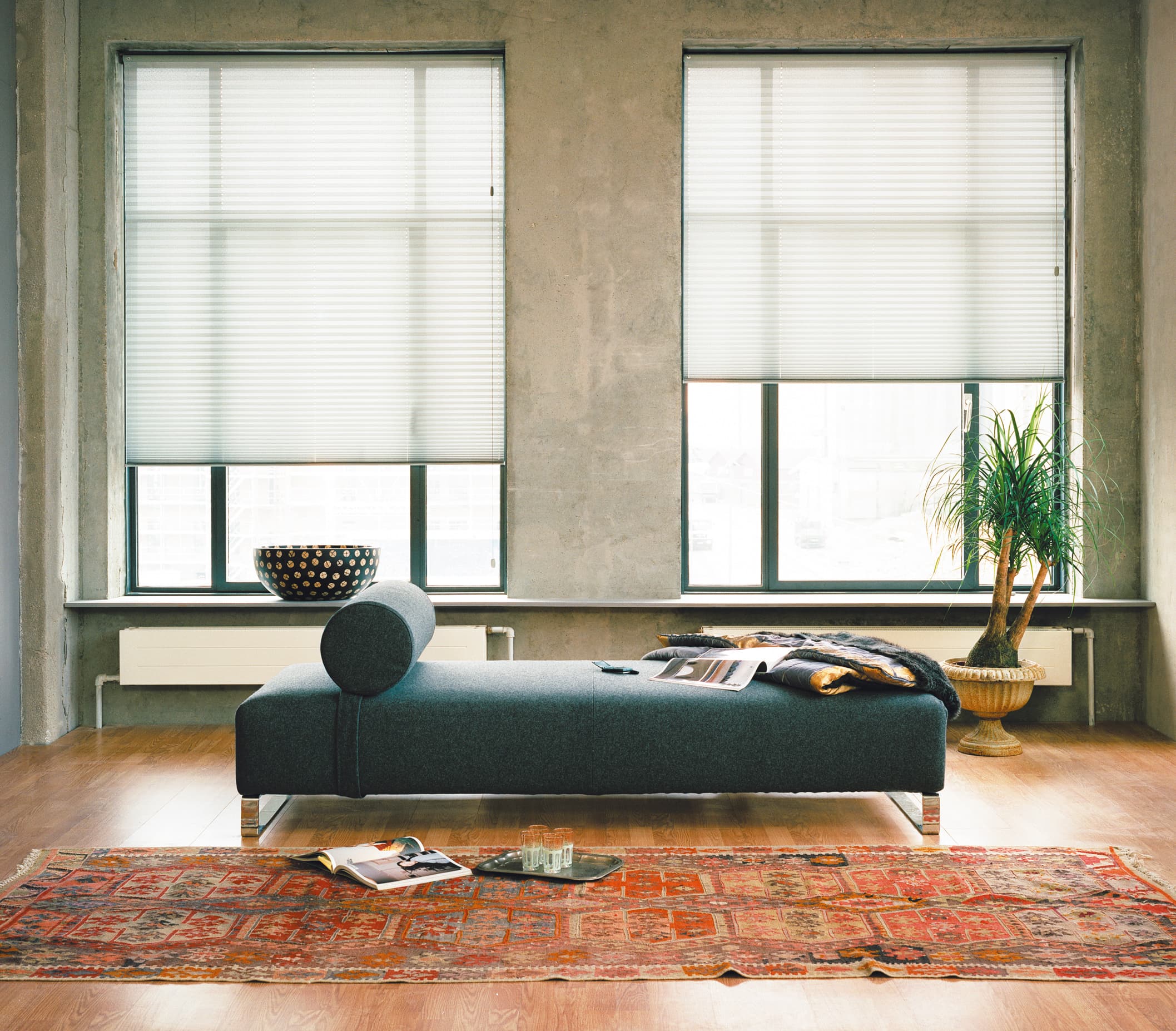 Vardagsrum stora fönster plissegardiner solskydd vita