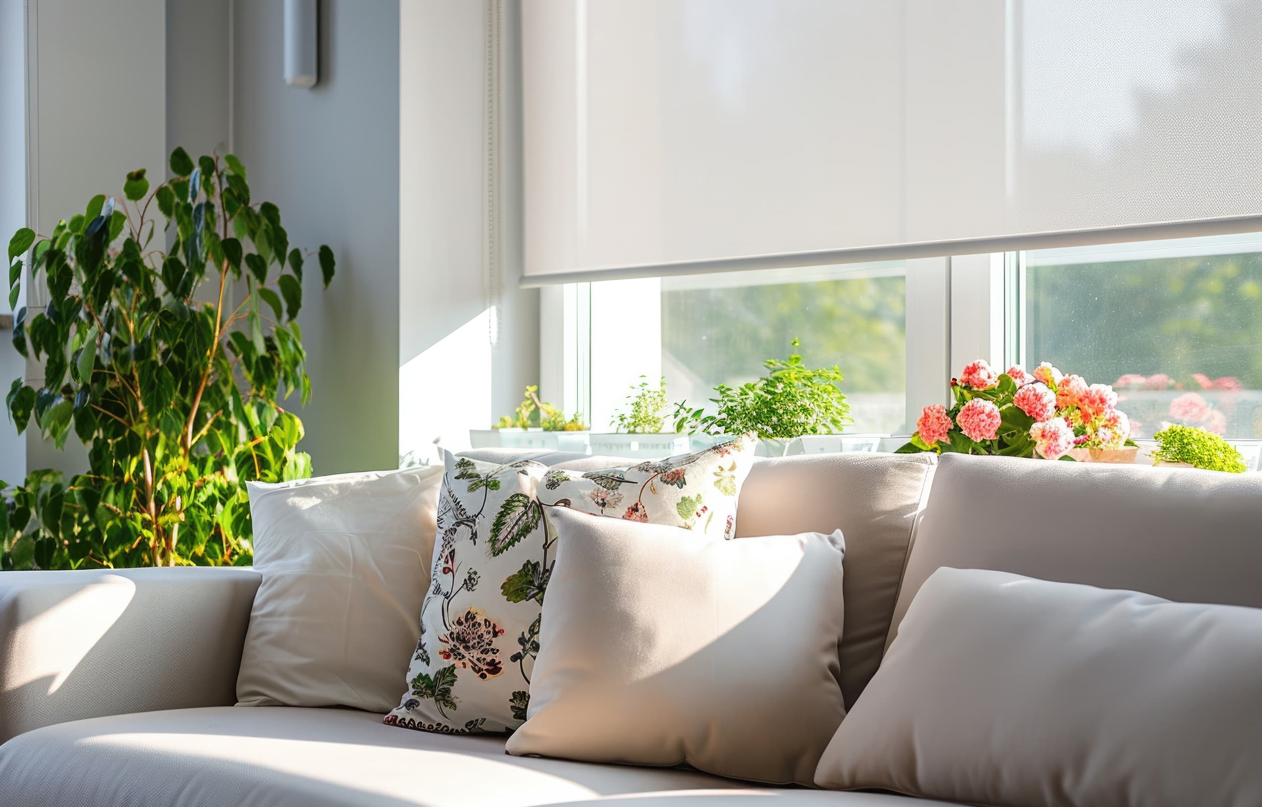 Solskydd fönster invändigt genomsikt utsikt rullgardin Soffa fönster med vit rullgardin screenväv se ut inte in