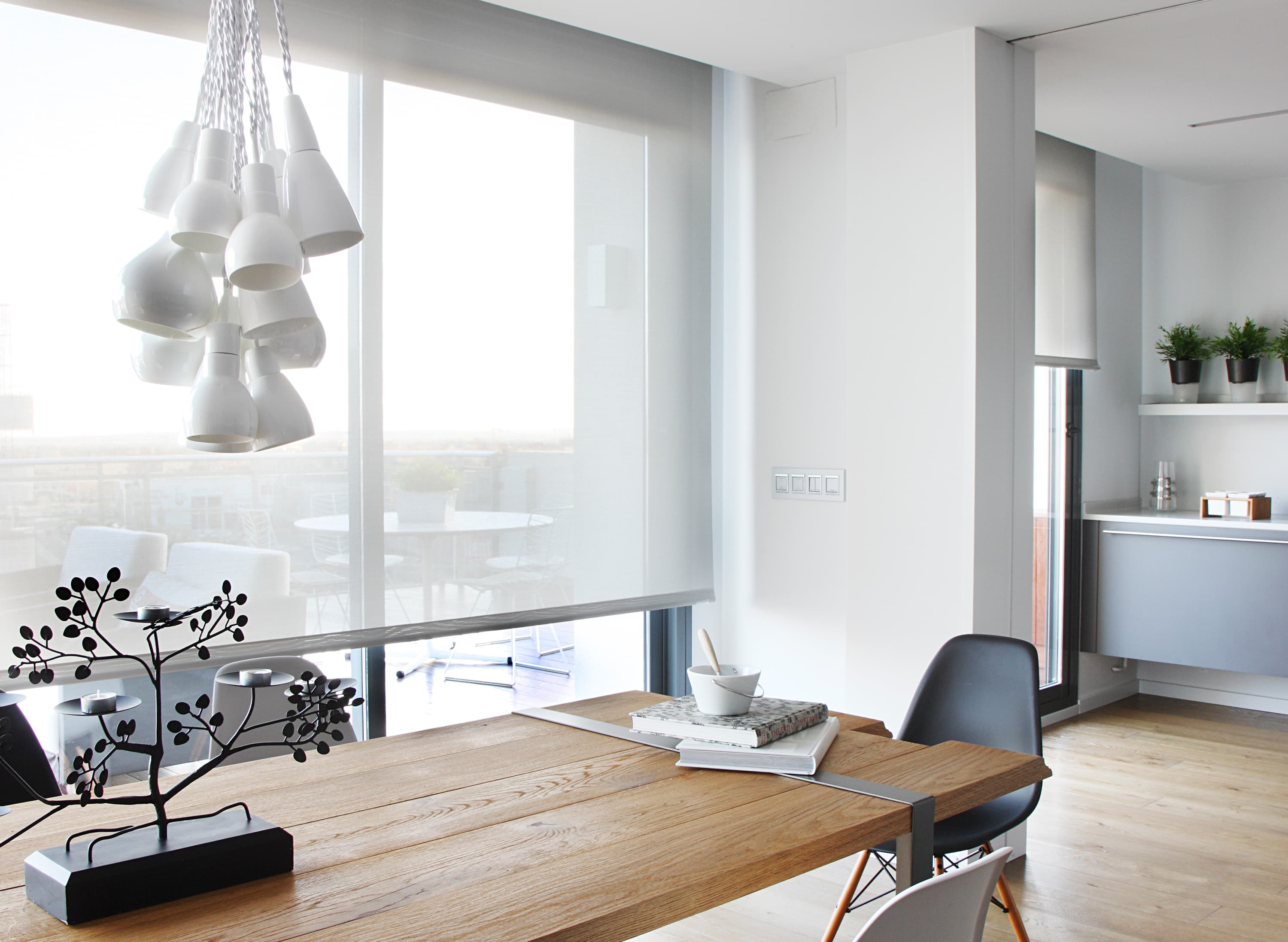 Ljuskomfort sila dagsljus fönster rullgardin med screenväv Matplats stora fönster ljus miljö vit rullgardin silar dagsljus